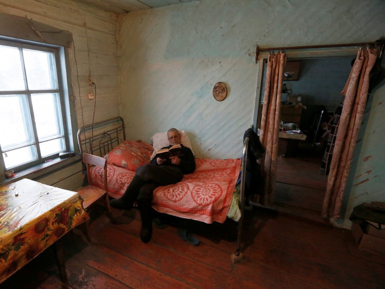 Picture 9 of The icy village has only one person living