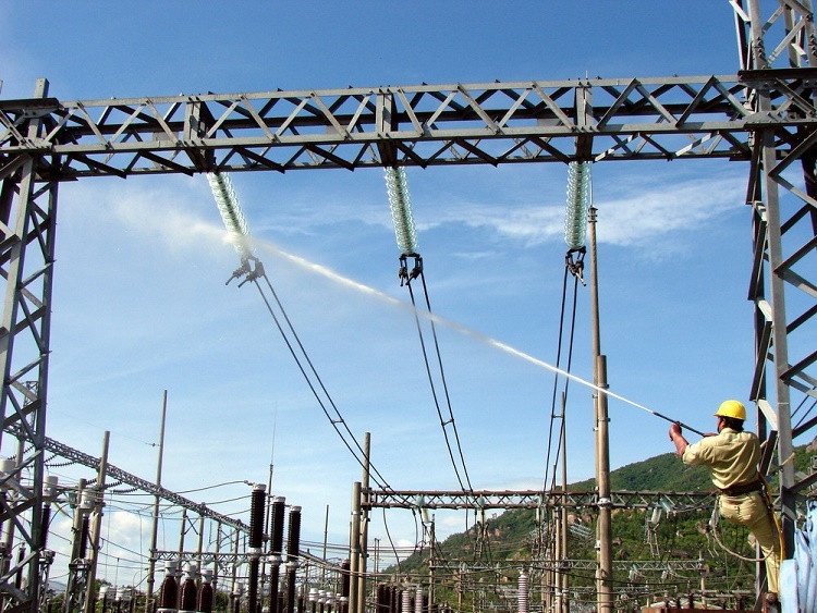 Picture 10 of The image of electrician EVN cleaning the power line with high pressure water