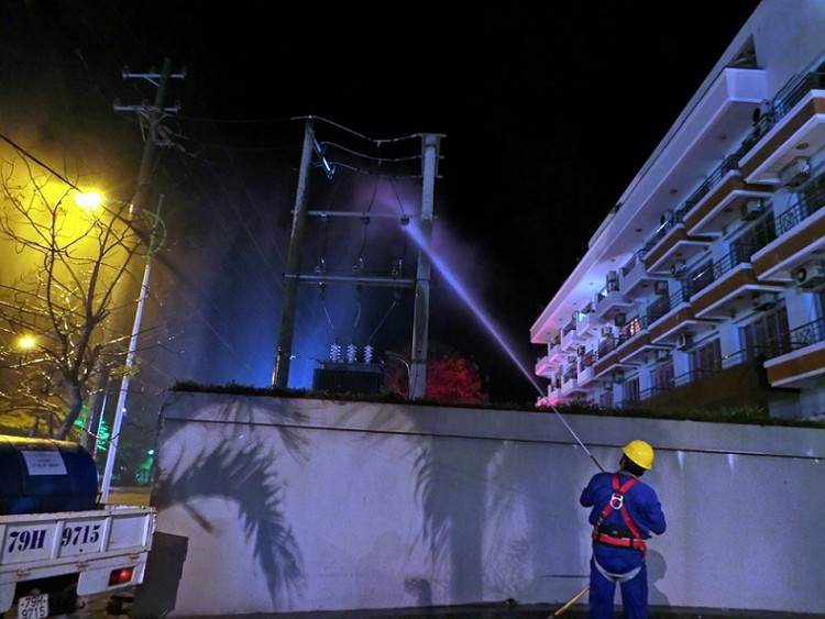 Picture 2 of The image of electrician EVN cleaning the power line with high pressure water