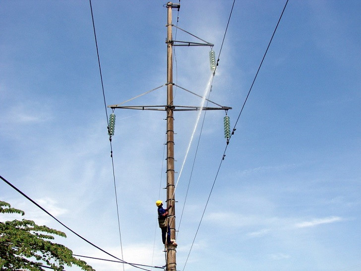 Picture 7 of The image of electrician EVN cleaning the power line with high pressure water