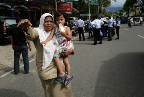 Picture 6 of The image of Indonesian people disturbing because of the earthquake