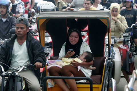 Picture 7 of The image of Indonesian people disturbing because of the earthquake