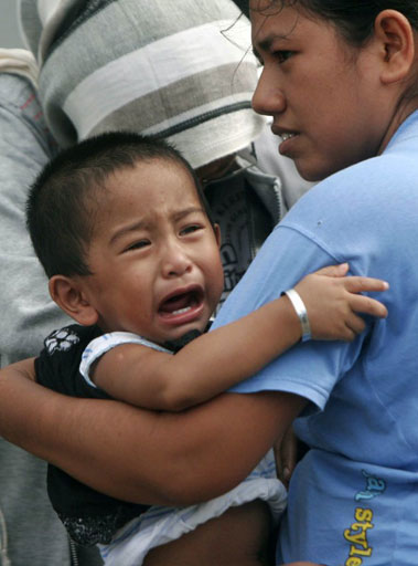 Picture 8 of The image of Indonesian people disturbing because of the earthquake