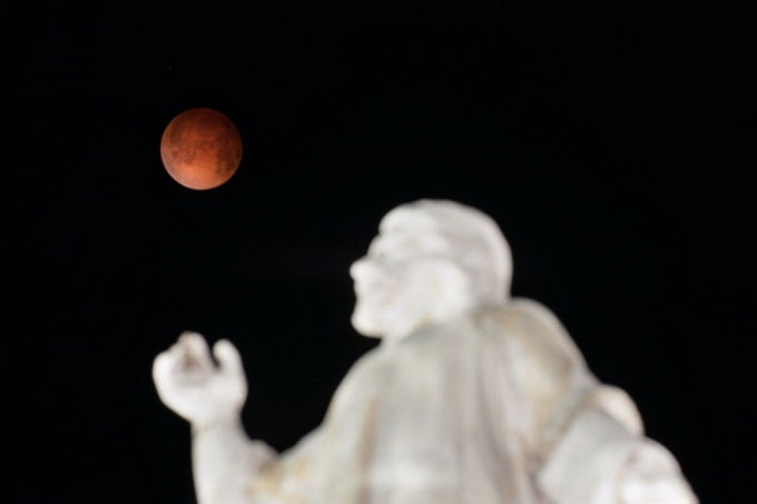 Picture 5 of The image of the blood moon changes color