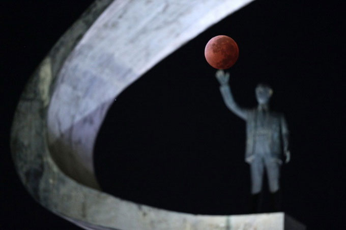 Picture 6 of The image of the blood moon changes color