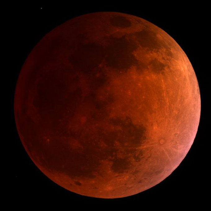 Picture 8 of The image of the blood moon changes color