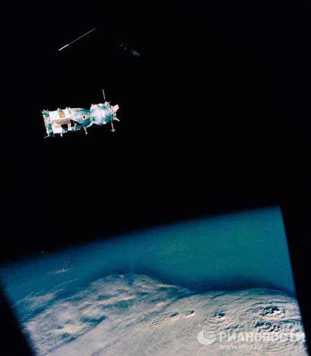 Picture 7 of The image of the day Apollo - Soyuz met on orbit