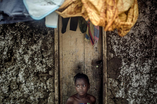 Picture 10 of The images make the world distress at Ebola