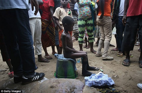 Picture 11 of The images make the world distress at Ebola