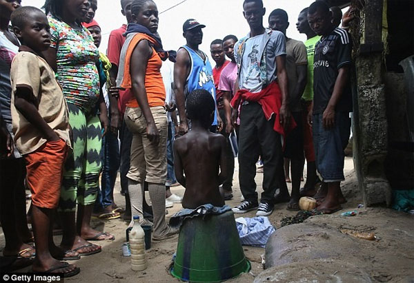Picture 12 of The images make the world distress at Ebola