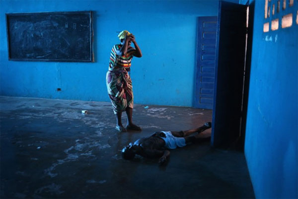 Picture 4 of The images make the world distress at Ebola