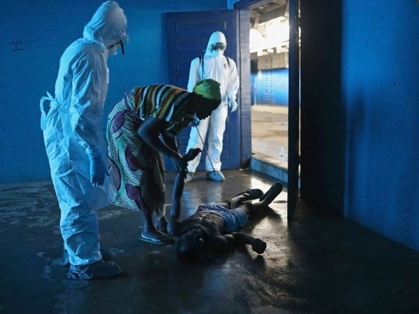 Picture 5 of The images make the world distress at Ebola