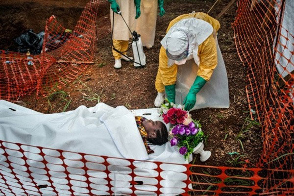 Picture 6 of The images make the world distress at Ebola