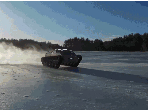 Picture 1 of The impressive performance of the tank on the frozen lake