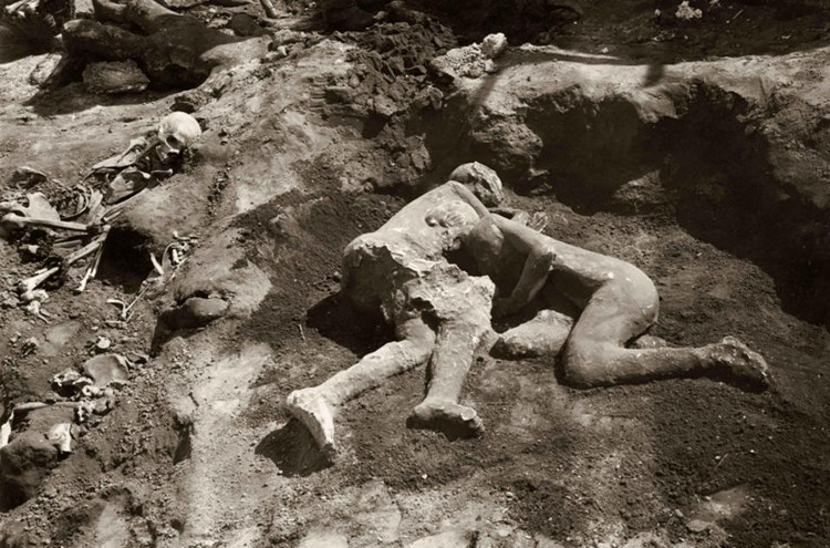 Picture 1 of The incredible truth about couples hugging each other under the ashes 2,000 years ago