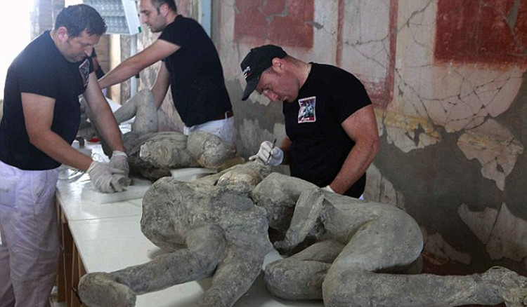 Picture 2 of The incredible truth about couples hugging each other under the ashes 2,000 years ago
