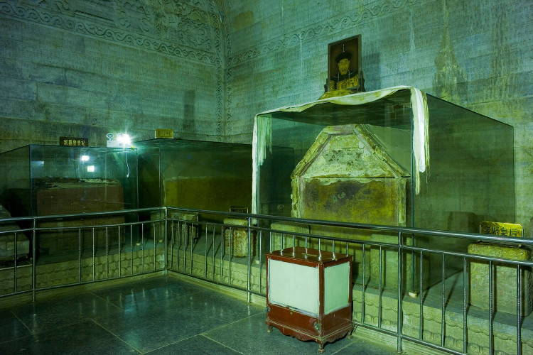 Picture 5 of The inexplicable mystery inside the Qianlong tomb