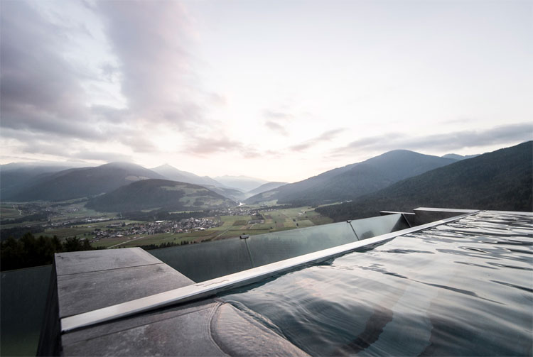 Picture 4 of The infinity pool in Italy is not for the faint of heart