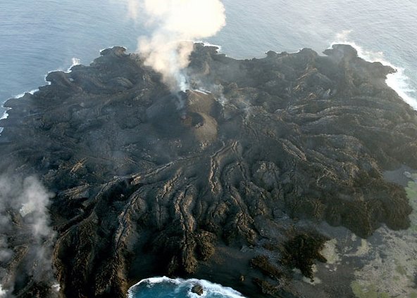 Picture 6 of The island suddenly rises in the middle of the sea, 12 times bigger after 2 years