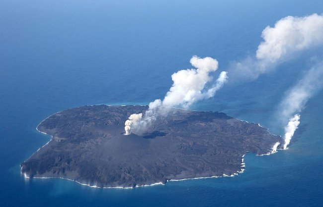 Picture 7 of The island suddenly rises in the middle of the sea, 12 times bigger after 2 years
