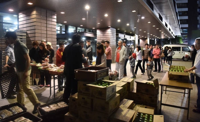 Picture 7 of The Japanese lined up to receive rice balls after the earthquake disaster