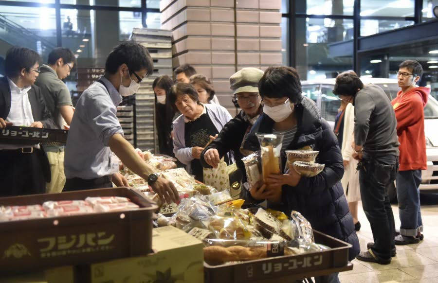 Picture 8 of The Japanese lined up to receive rice balls after the earthquake disaster