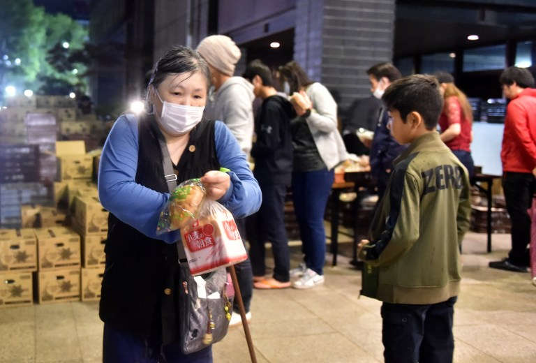 Picture 9 of The Japanese lined up to receive rice balls after the earthquake disaster