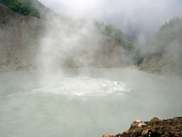 Picture 2 of The lake boils all year round on the island of Dominica