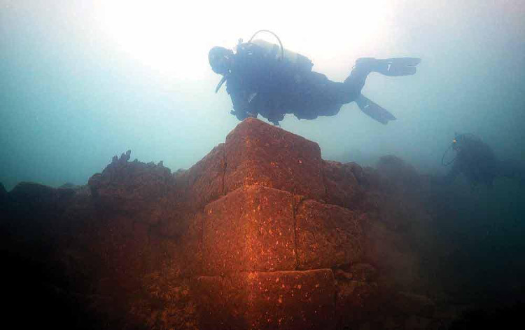 Picture 1 of The largest 3,000-year-old castle on the bottom of Turkey