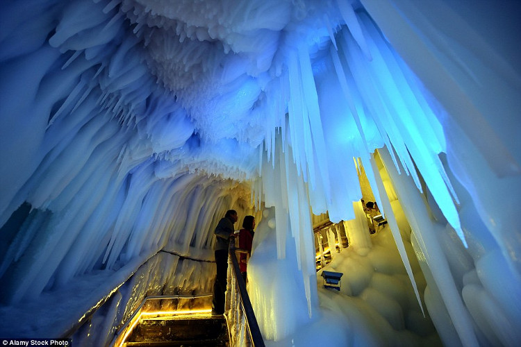 Picture 1 of The largest ice cave in China does not melt in summer
