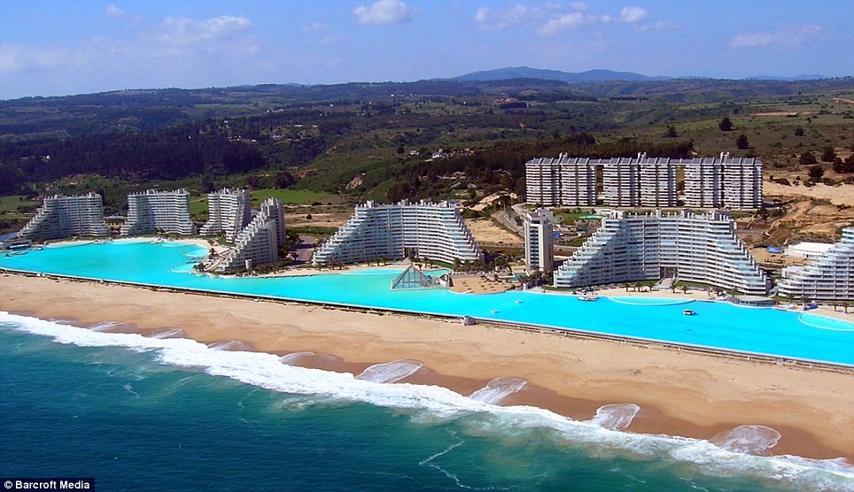 Picture 1 of The largest swimming pool in the world is overflowing with sailing