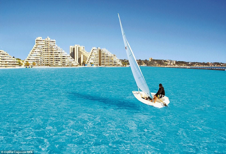 Picture 2 of The largest swimming pool in the world is overflowing with sailing