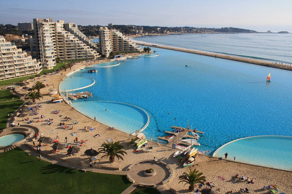 Picture 4 of The largest swimming pool in the world is overflowing with sailing