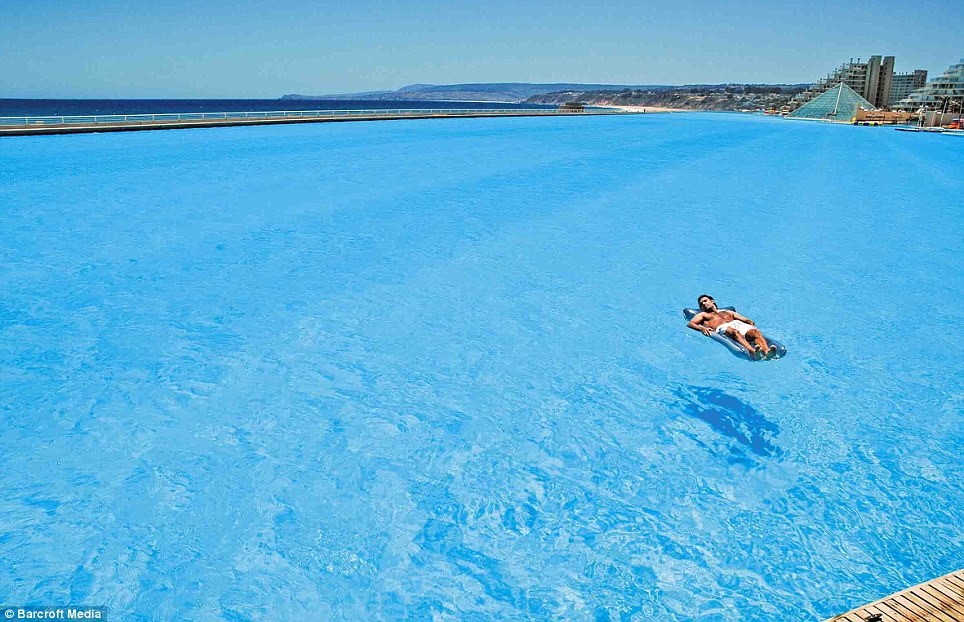 Picture 8 of The largest swimming pool in the world is overflowing with sailing