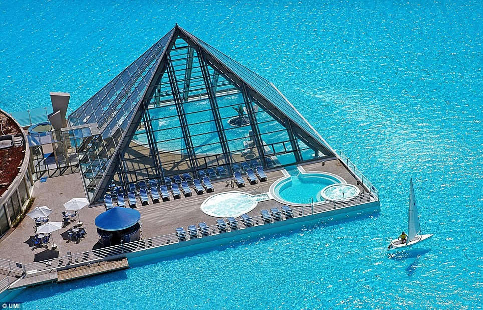 Picture 9 of The largest swimming pool in the world is overflowing with sailing