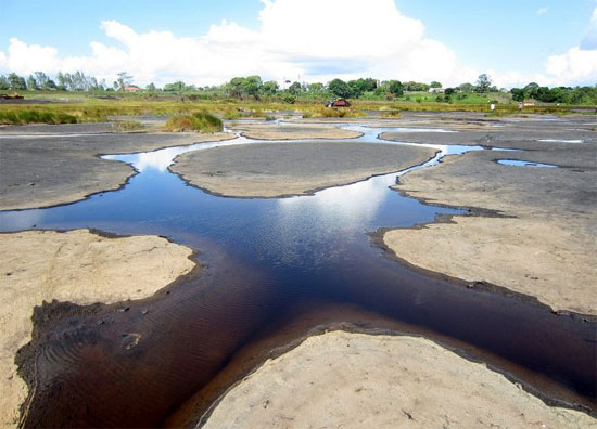 Picture 1 of The largest tar lake in the world