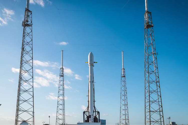 Picture 1 of The launch of the Falcon 9 rocket landing succeeds but SpaceX destroys the secret Zuma satellite