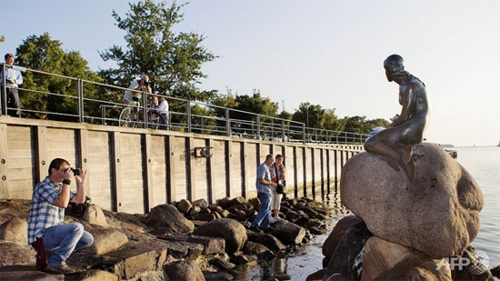 Picture 2 of The legendary mermaid statue is 100 years old