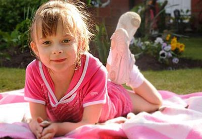 Picture 1 of The little girl has five organs turned upside down