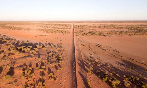 Picture 1 of The longest fence in the world separates the desert of Australia