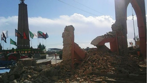 Picture 2 of The magnitude 7.5 earthquake shook South Asia, at least 100 people died