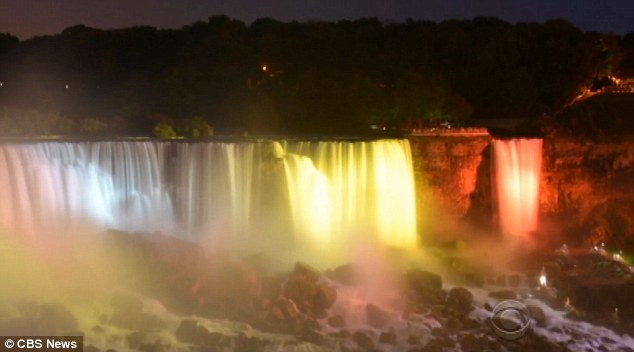 Picture 1 of The majestic Niagara waterfall admire changes color