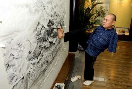 Picture 5 of The man paints with his legs and mouth