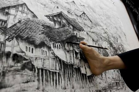 Picture 6 of The man paints with his legs and mouth
