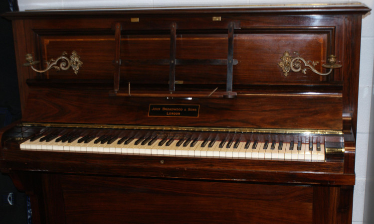 Picture 4 of The mechanic suddenly discovered the golden treasure in the ancient piano