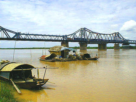 Picture 1 of The metaphor from the sliding zone cuts the Red River