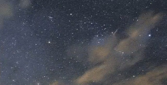 Picture 1 of The meteor glows and dissolves in the sky of Japan