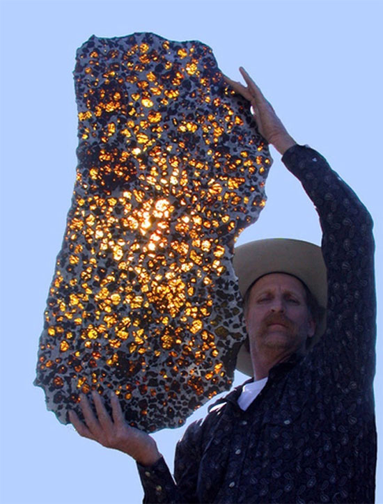 Picture 2 of The meteorite is extremely 'terrifying', more sparkling than pure gold