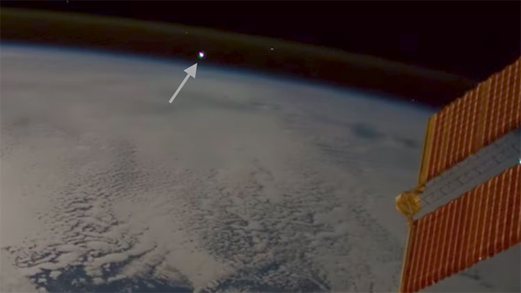 Picture 1 of The meteorite moment crashed into Earth from the universe