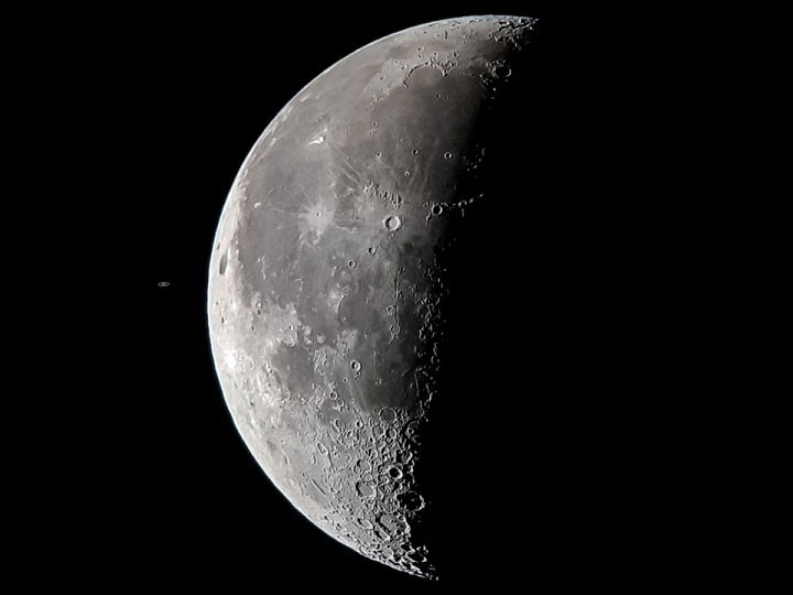 Picture 2 of The moment Saturn touches the Moon with ... phone